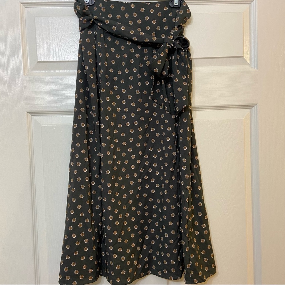 Dark green loft skirt, size 10, great condition